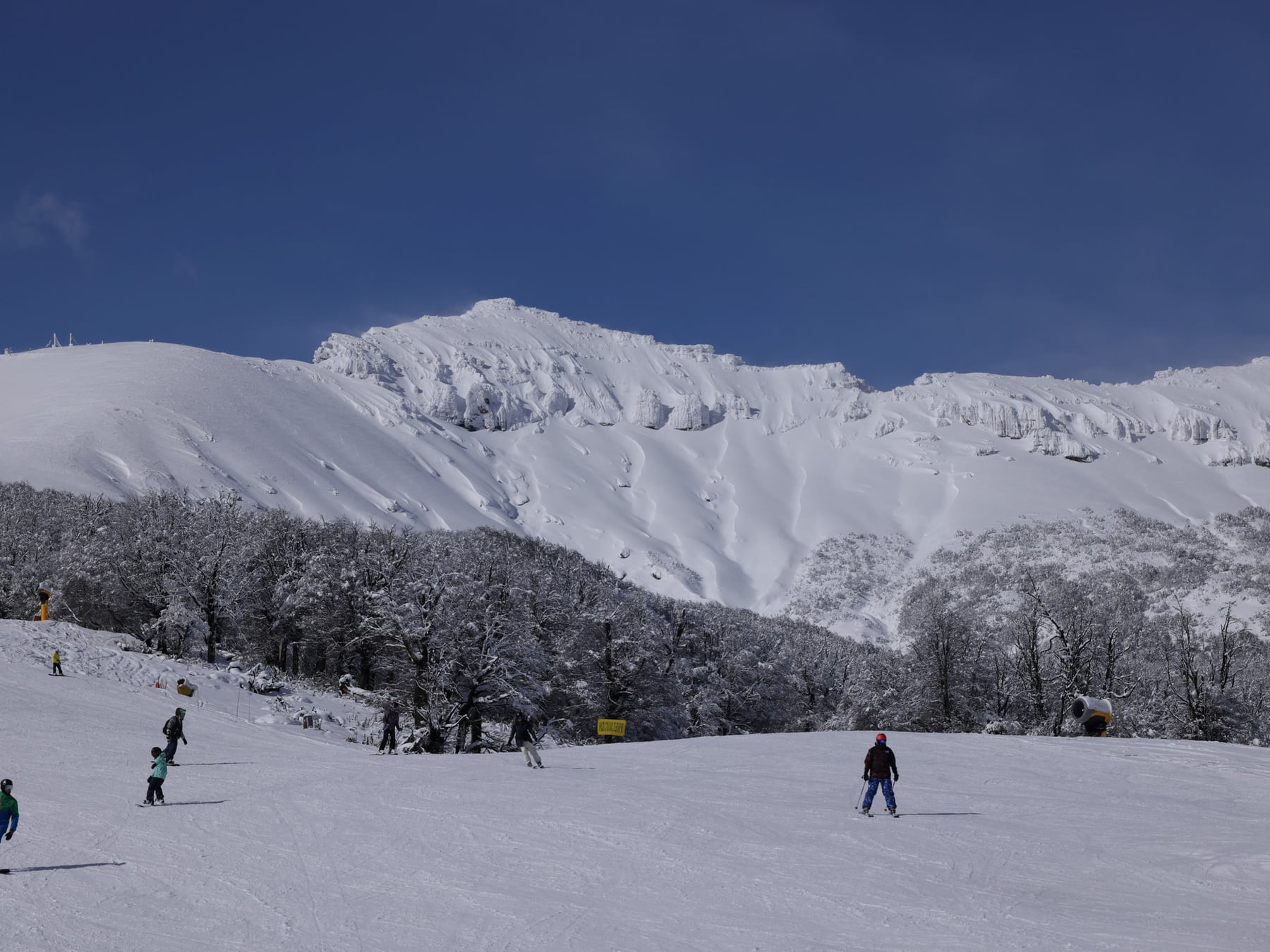 La nieve se estira hasta octubre: los cerros argentinos siguen girando medios de elevación con tarifas de transición