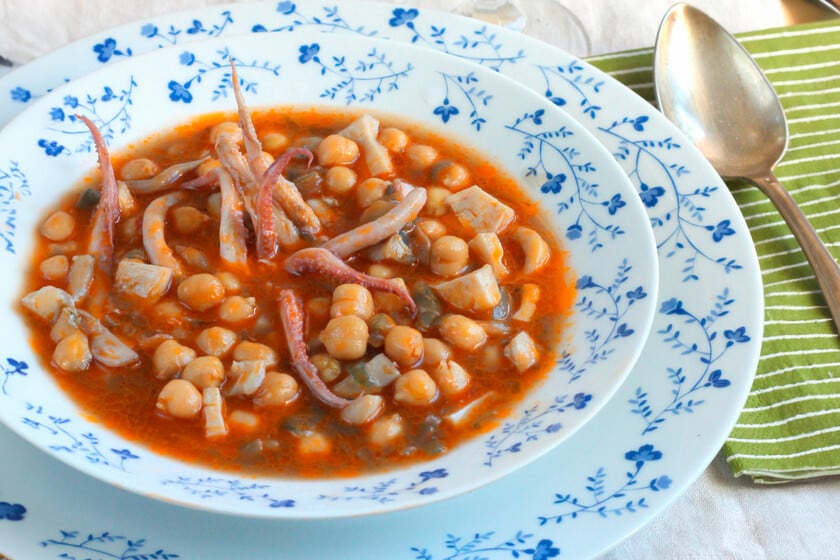 Garbanzos con calamares: un guiso breve que se disfruta mejor al día siguiente