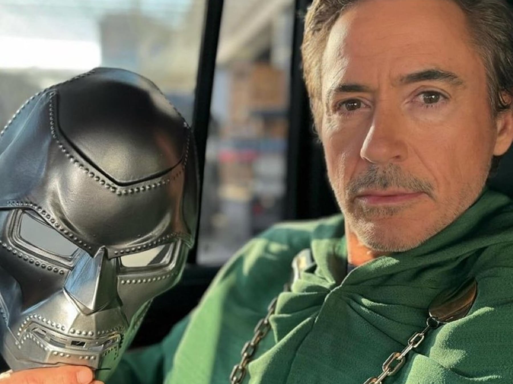 Robert Downey Jr. reapareció en San Diego con otra máscara y la misma mística de Marvel