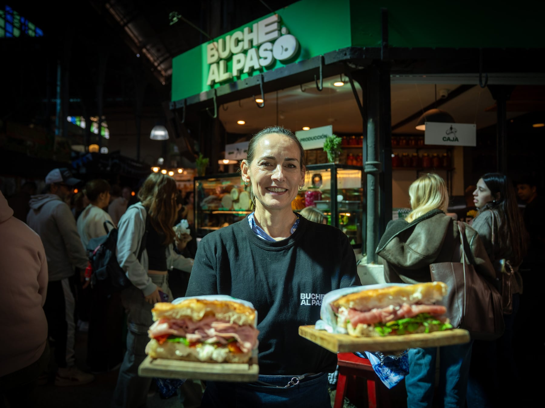 Buche al paso: la sanguchería del Mercado de San Telmo que vende cien sándwiches por día y los elabora sin intermediarios
