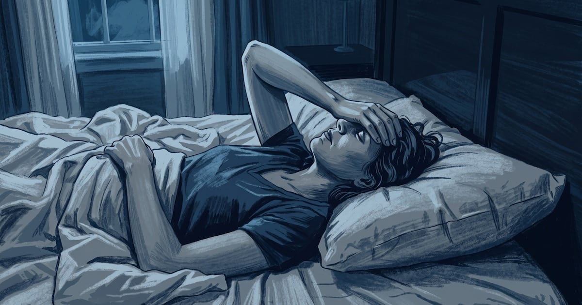 El celular en la mesa de luz: cómo la pantalla de la noche se roba el sueño y qué hacer para recuperarlo