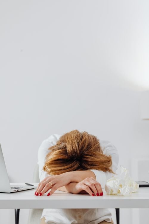 Vivir en alerta: cuando el cuerpo sigue funcionando aunque la cabeza ya pasó al límite