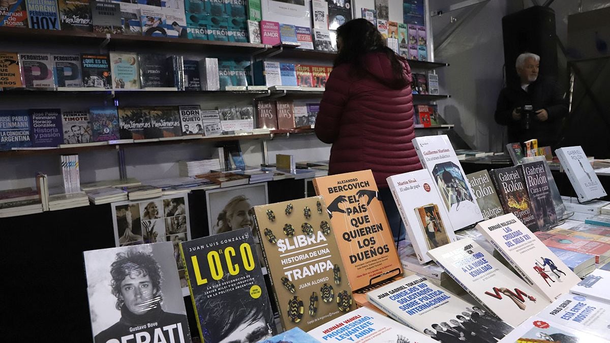 La Feria del Libro de Neuquén arrancó en el Parque Central con libros desde 2.000 pesos y una grilla que apuesta a los combos