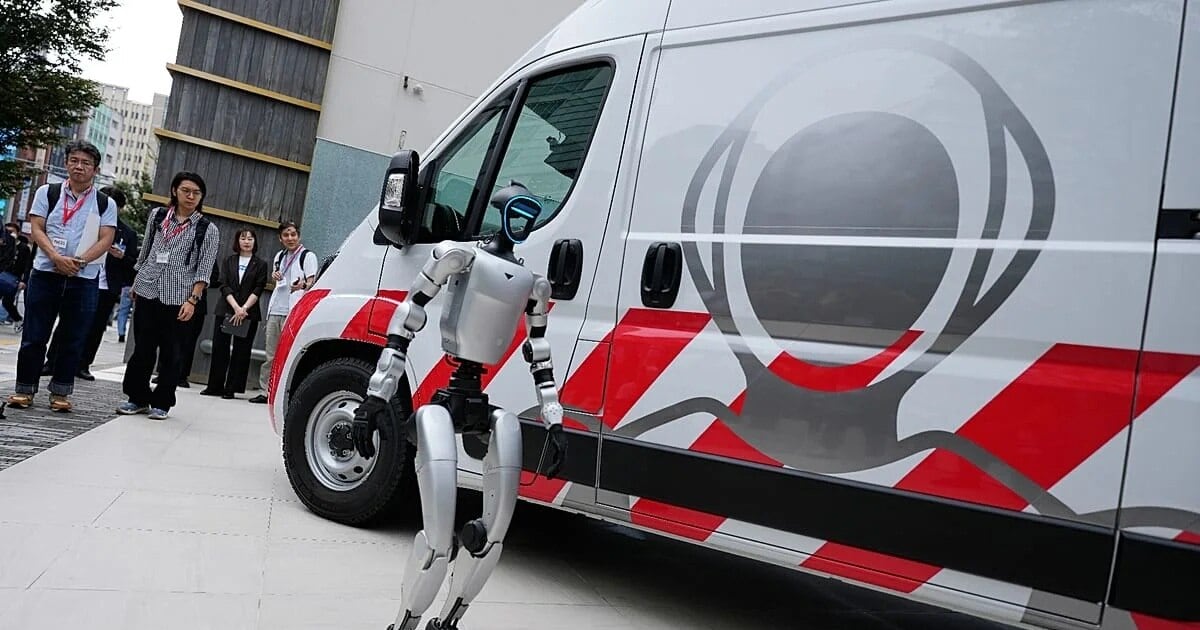 La ambulancia de los robots: una furgoneta japonesa que repara humanoides en plena calle