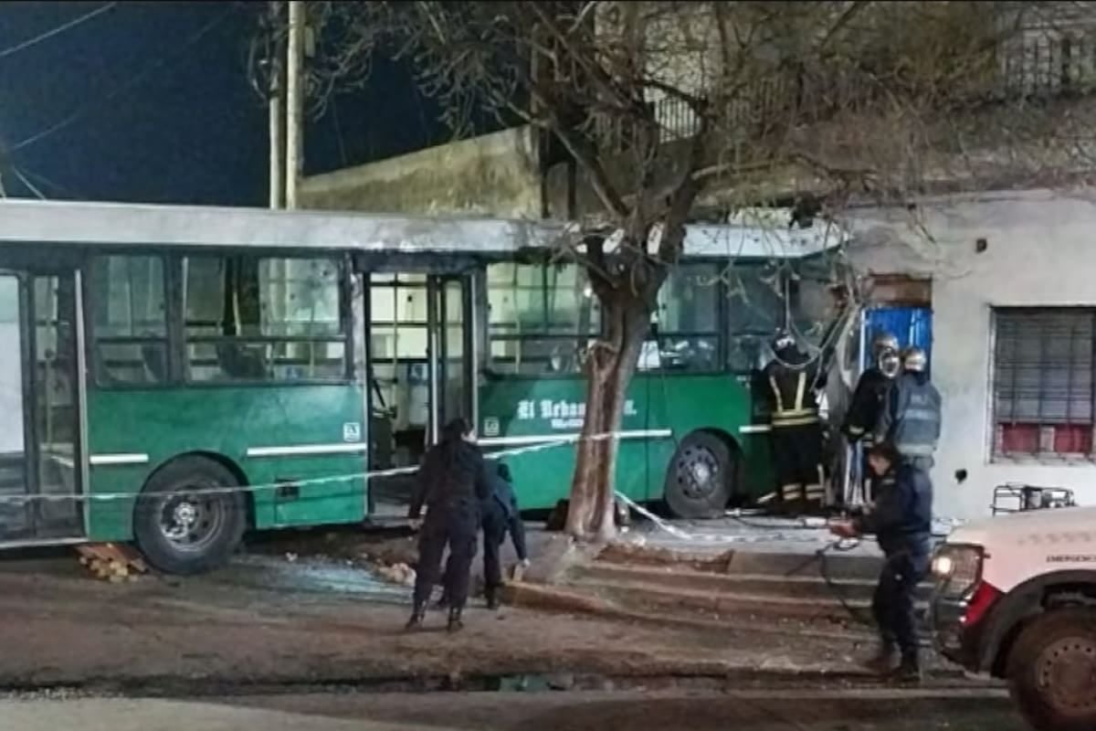 Un chofer de la línea 527 murió al incrustar el colectivo contra una casa en Temperley