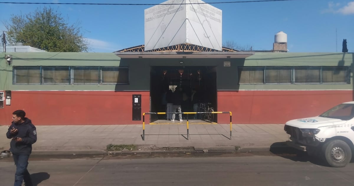 Un disparo accidental dentro de un colegio de Villa Dorrego puso la lupa sobre el acceso de armas a las aulas
