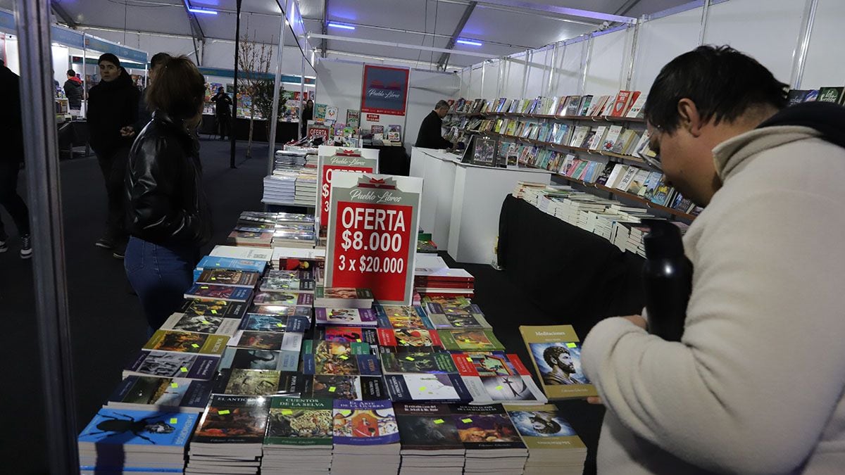 La Feria del Libro de Neuquén se acomoda entre el Museo y las globas hasta el domingo