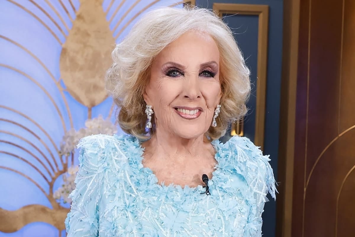 Mientras Mirtha se acomoda la garganta, Juana vuelve a calzarse el delantal de los domingos