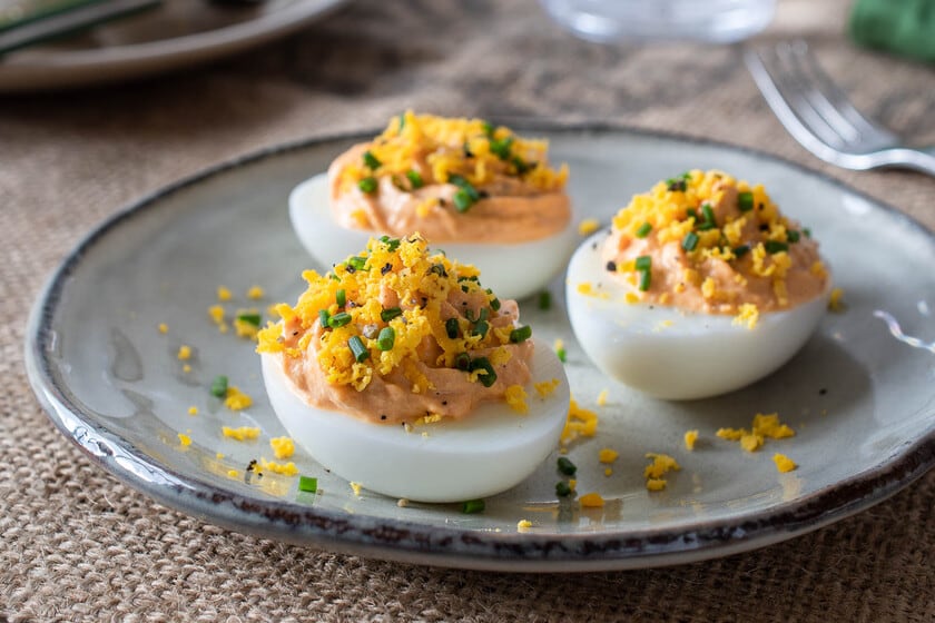 El truco del colador fino para que los huevos rellenos ganen cremosidad sin cambiar la receta