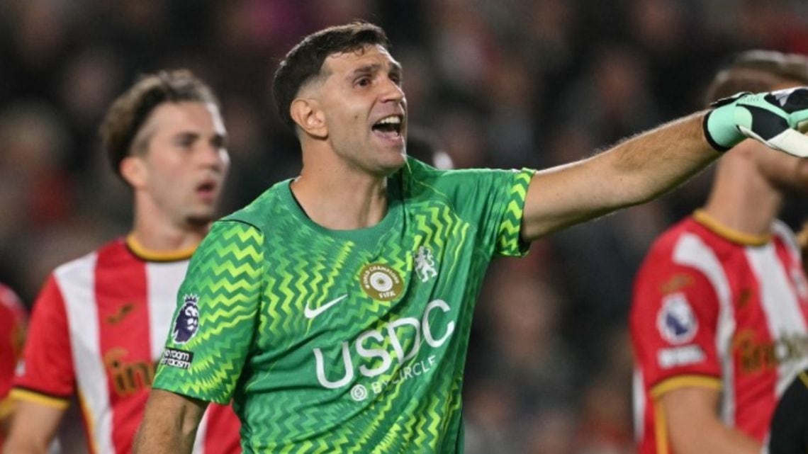 Chelsea volvió a quedar a mano de Martínez: perdió 3-0 con Brentford y ya suma diez goles en contra en cuatro fechas