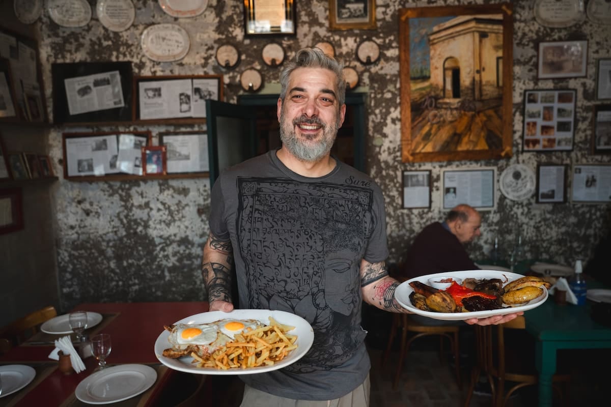Azcuénaga, el pueblo de los diez tenedores: una escapada gastronómica a cien kilómetros de la ciudad