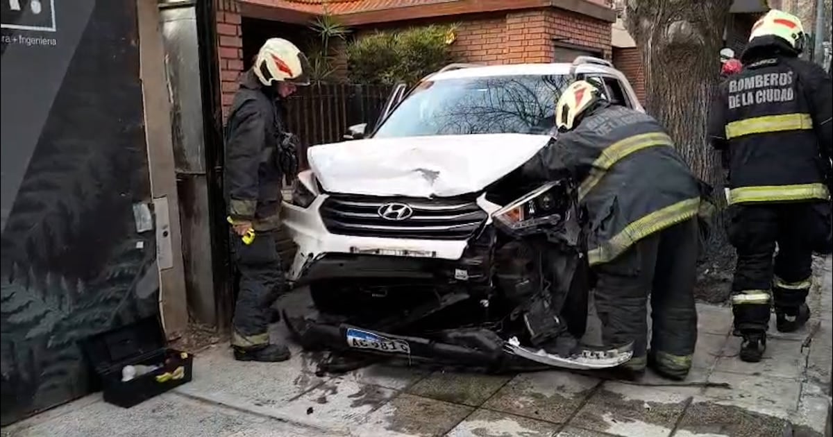 Un conductor de 33 años perdió el control y estrelló su auto contra vehículos estacionados en Palermo