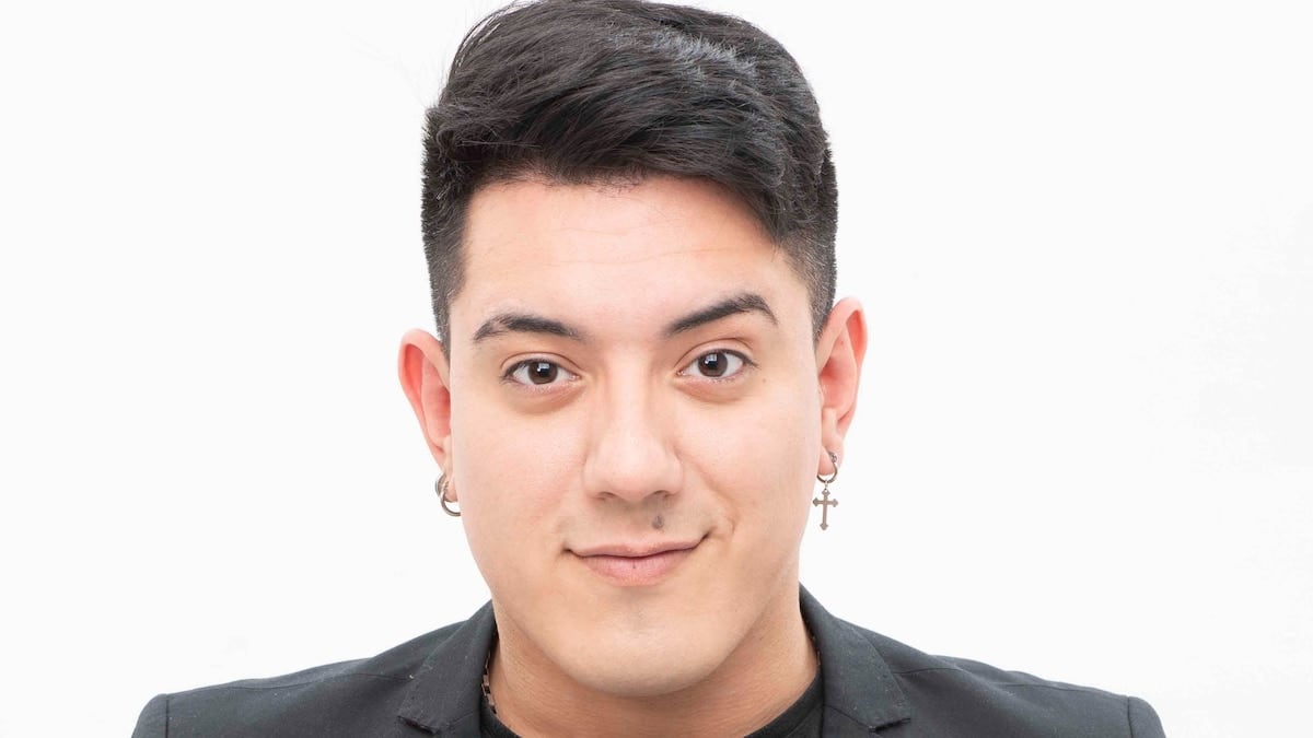 Iván Ramírez se saca las pelucas y se anima a cantar con su propia voz en la TV