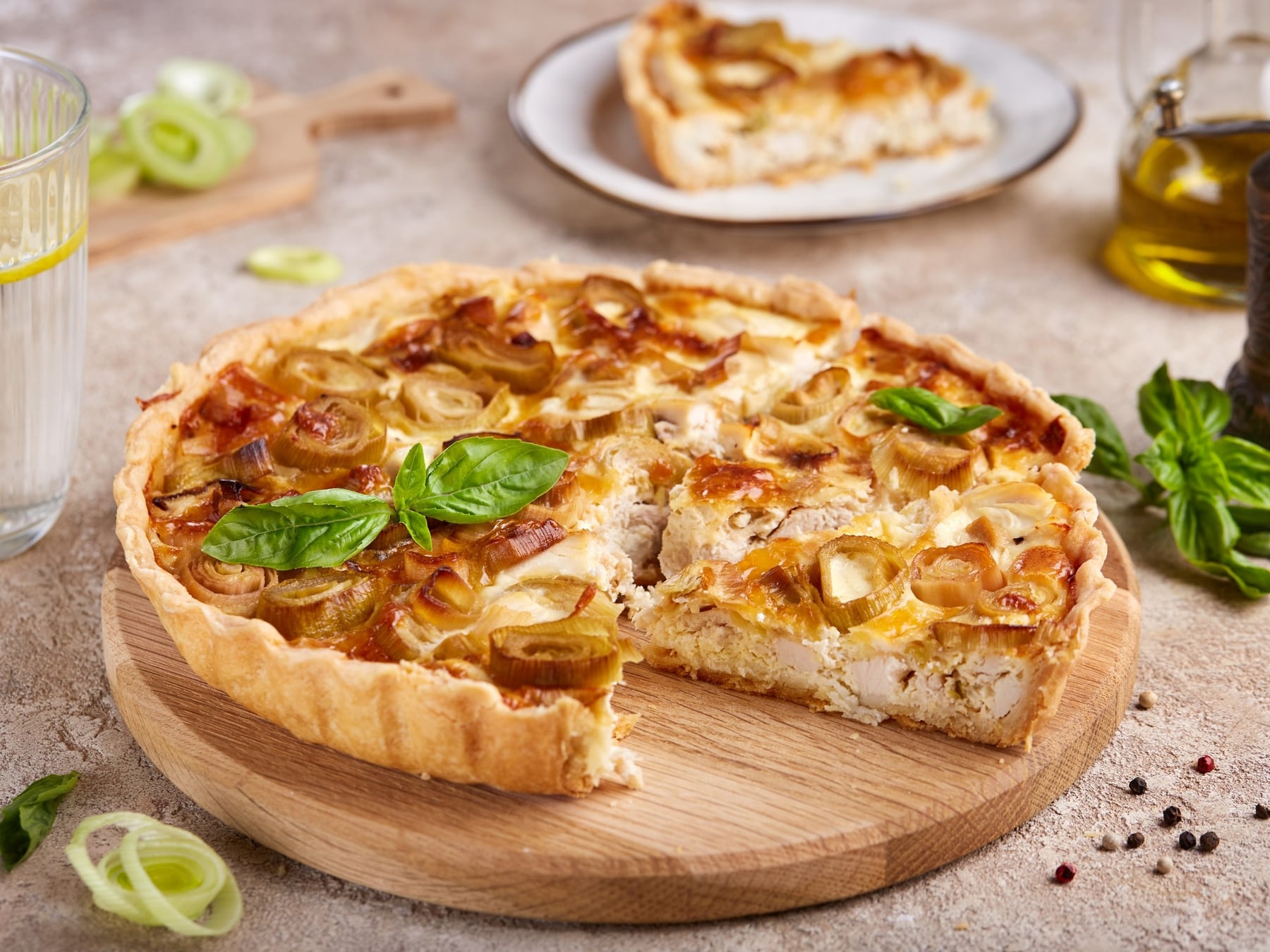 Una tarta de pollo para estirar las sobras de la heladera sin resignar sabor