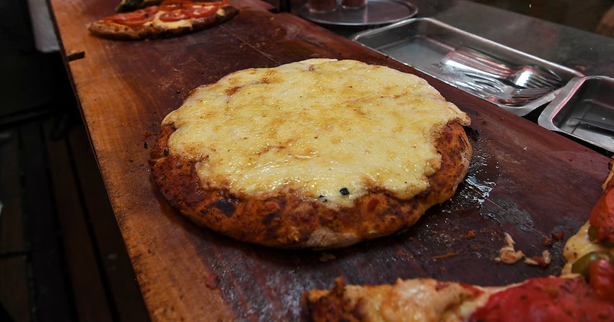 Una cuenta en Güerrín: $51.390 en efectivo por una pizza chica, una fainá y una cerveza de litro