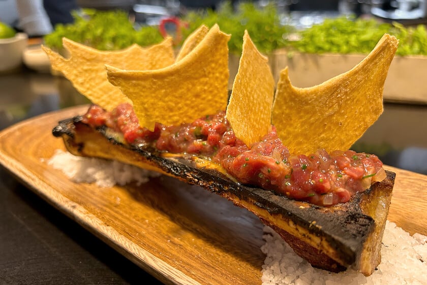 Barra Baja, la cocina al carbón de Rafa Liñán que pone tuétano caliente bajo el steak tartar en Sevilla