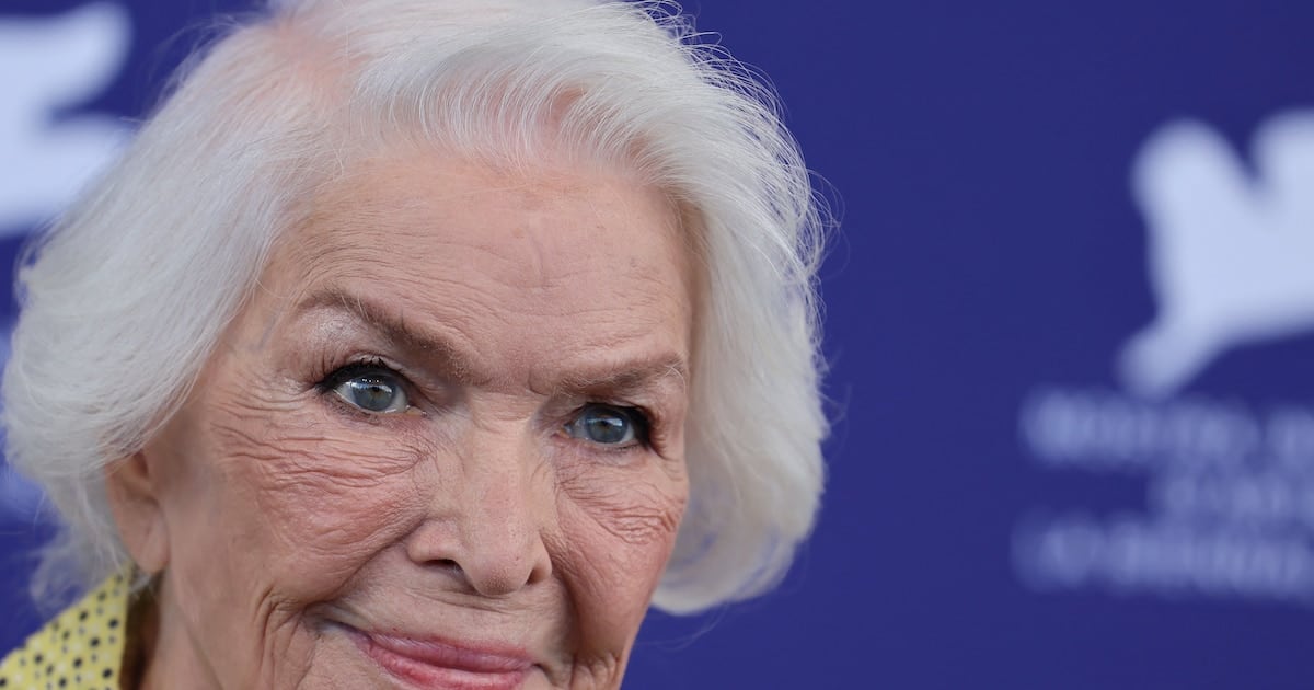 A los 93, Ellen Burstyn sigue saliendo a caminar y levantando peso: qué se puede aprender de su rutina y qué conviene ajustar