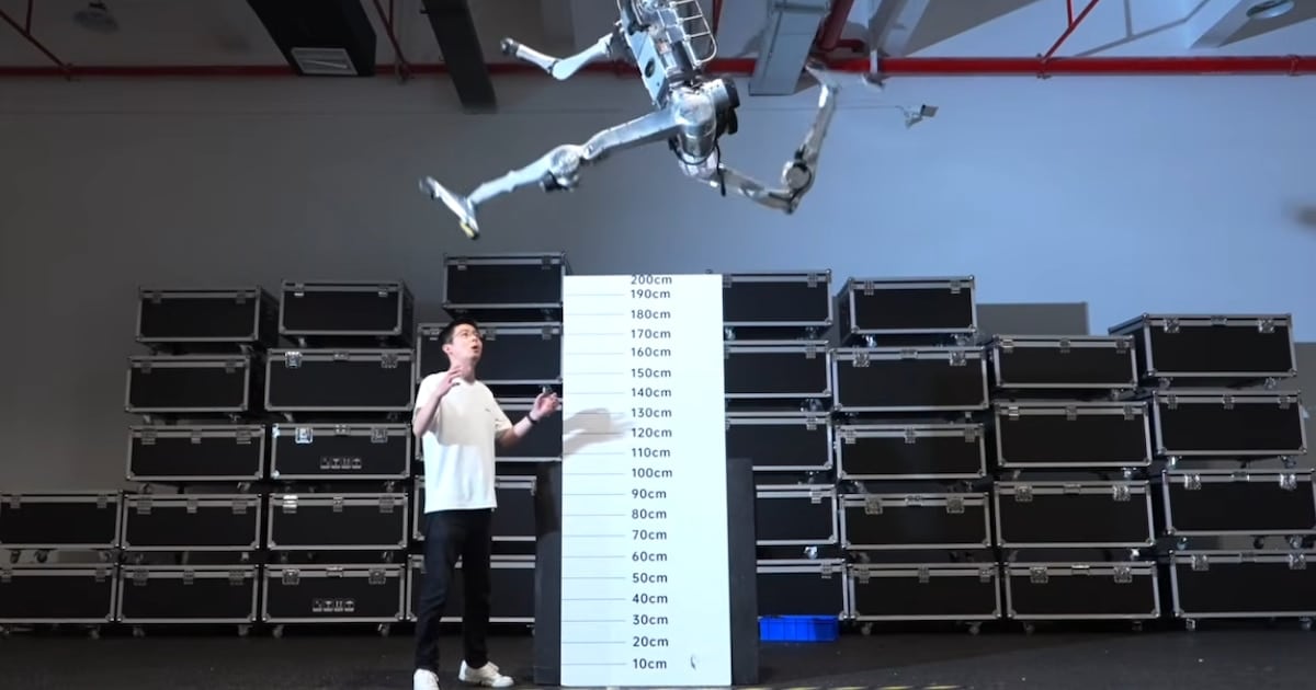 Una india se pone un celular en la cabeza, graba cómo corta verduras y le pagan: así se entrenan los robots que vienen
