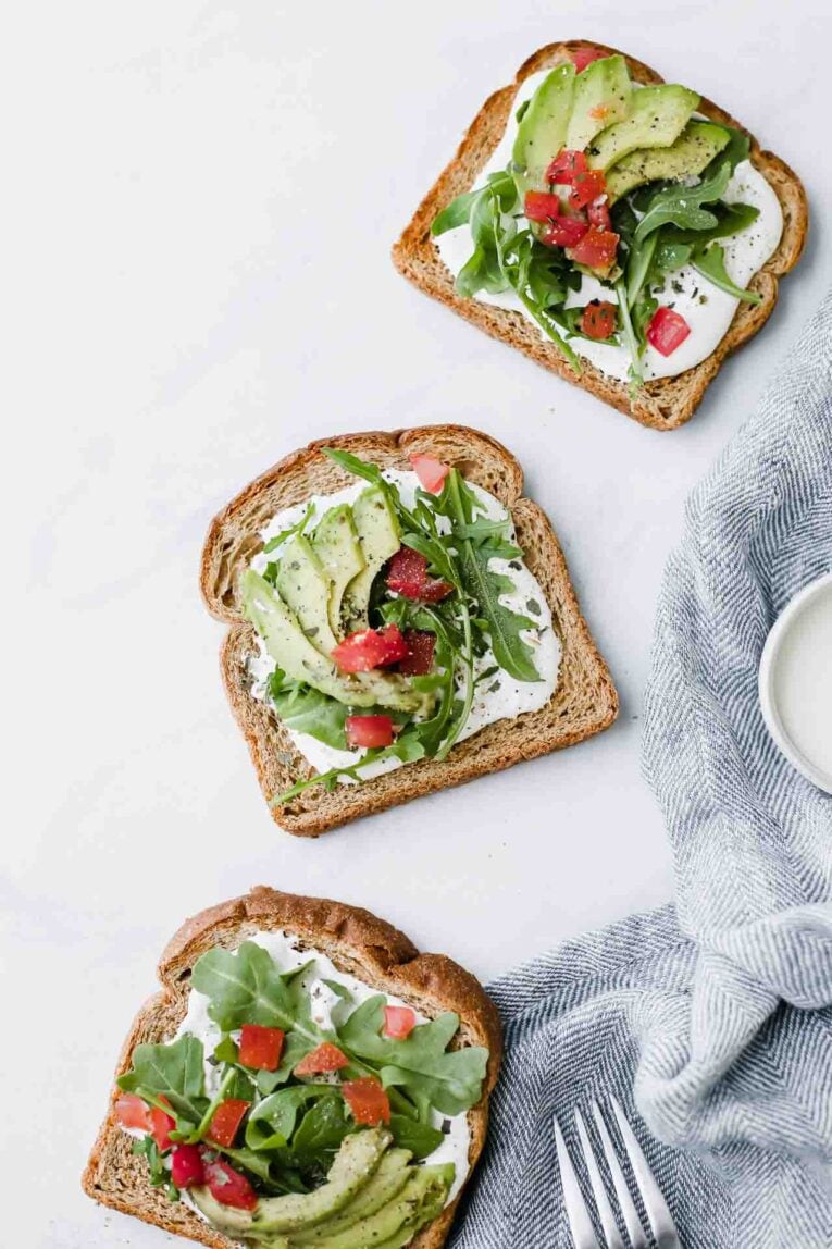 Tostadas con palta: cinco combinaciones para resolver el menú del día a día en cualquier cocina del sur argentino