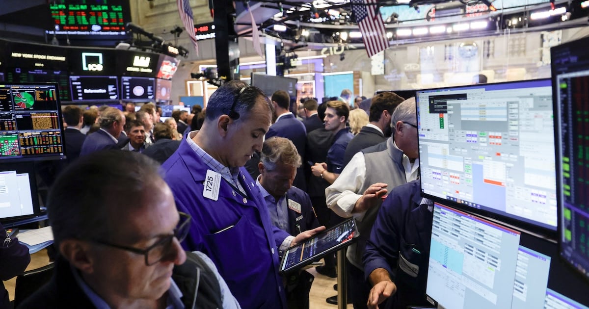 El dólar blue avanzó cinco pesos hasta los $1.560 y el mayorista cerró en $1.516