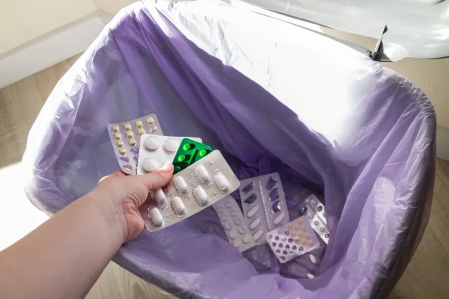 Medicamentos vencidos en la calle: un riesgo cotidiano que Neuquén busca desactivar con un programa de farmacias