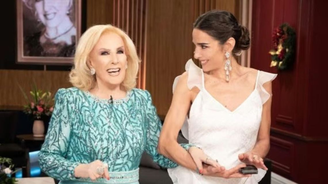 Juana Viale se planta en la mesa del sábado y el domingo mientras Mirtha pelea por volver a casa