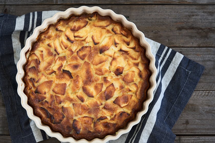 Tarta de manzana con la fruta dentro de la masa: una receta simple que se cocina en media hora