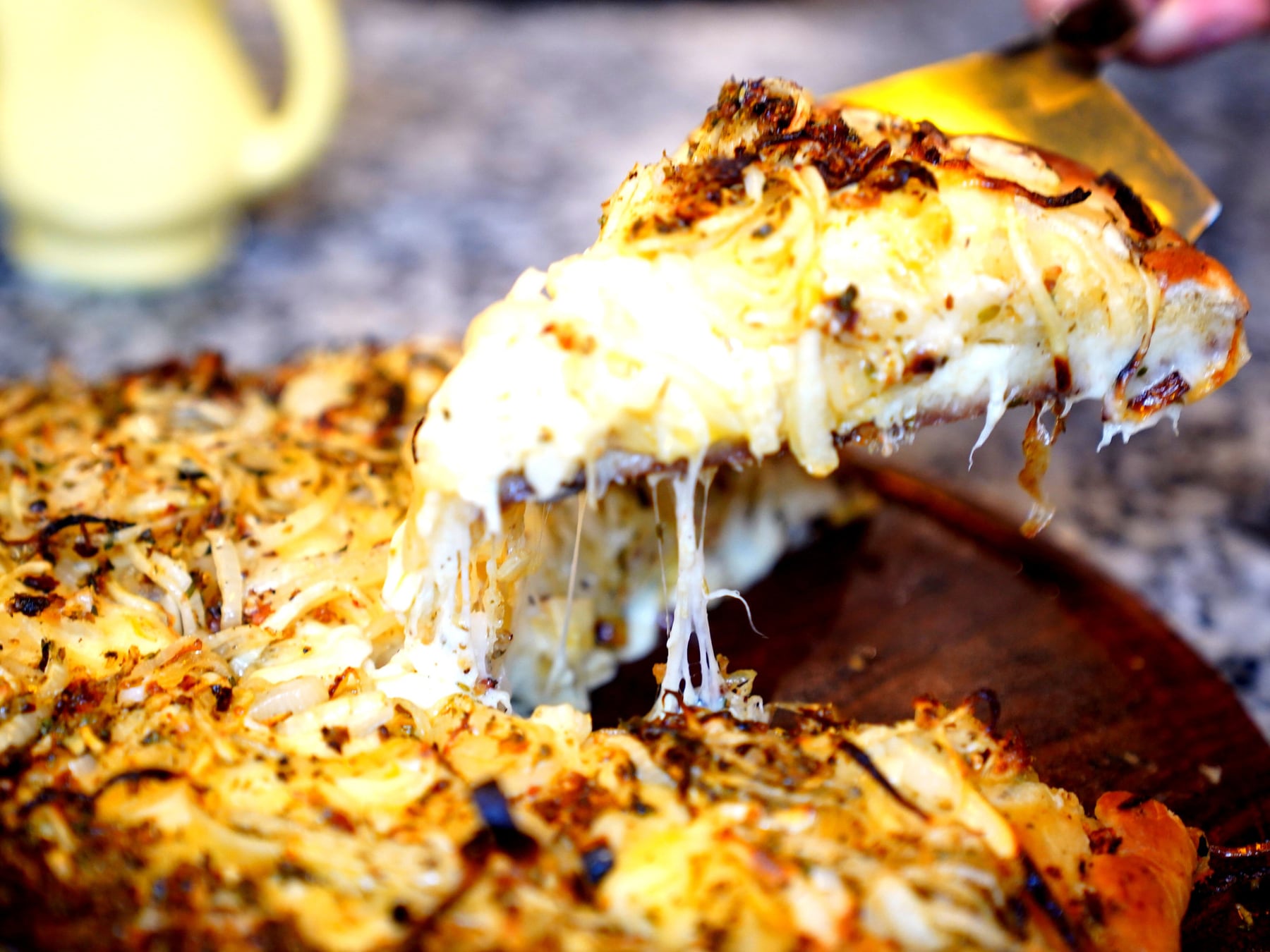 Pizza al corte en Buenos Aires: seis pizzerías con porciones desde tres mil quinientos pesos y modalidades bien distintas