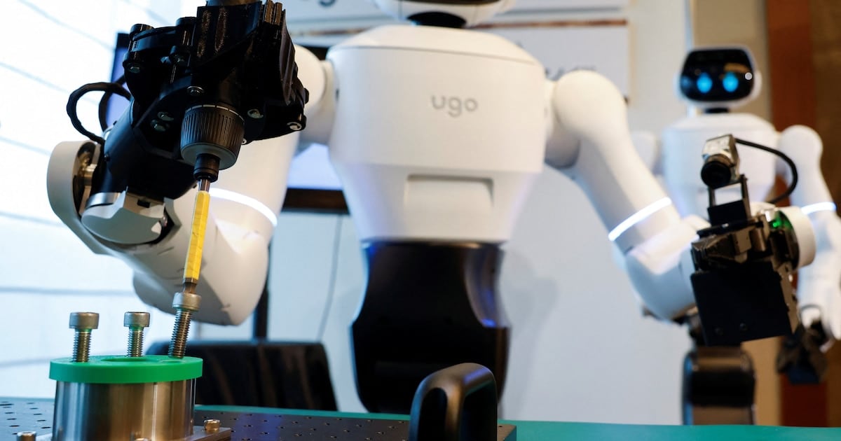 Un robot con cara de japonés y dos brazos de cinco kilos se prueba en un hospital de Nagoya