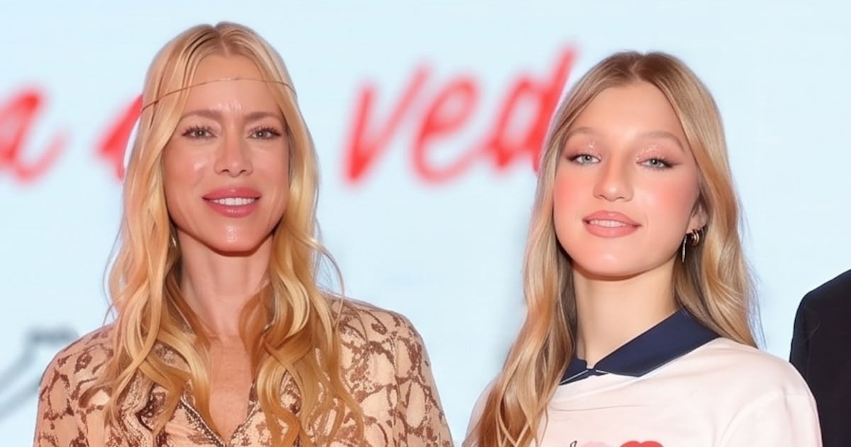 Allegra Cubero se animó a la pasarela y Nicole Neumann la miró de cerca, orgullosa desde la primera fila