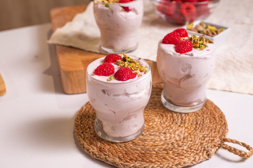Una mousse de frambuesas sin huevo que se resuelve con tiempo de heladera y un batido envolvente