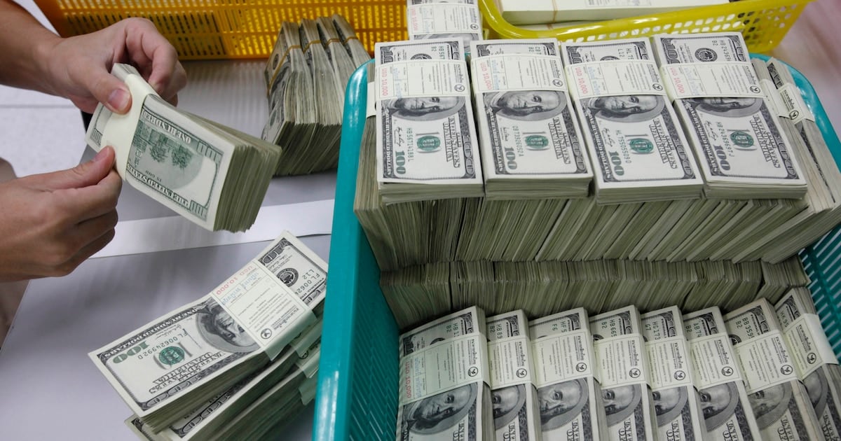 El dólar oficial subió cinco pesos en el Banco Nación y el blue recortó la misma cifra, en una jornada de movimientos opuestos