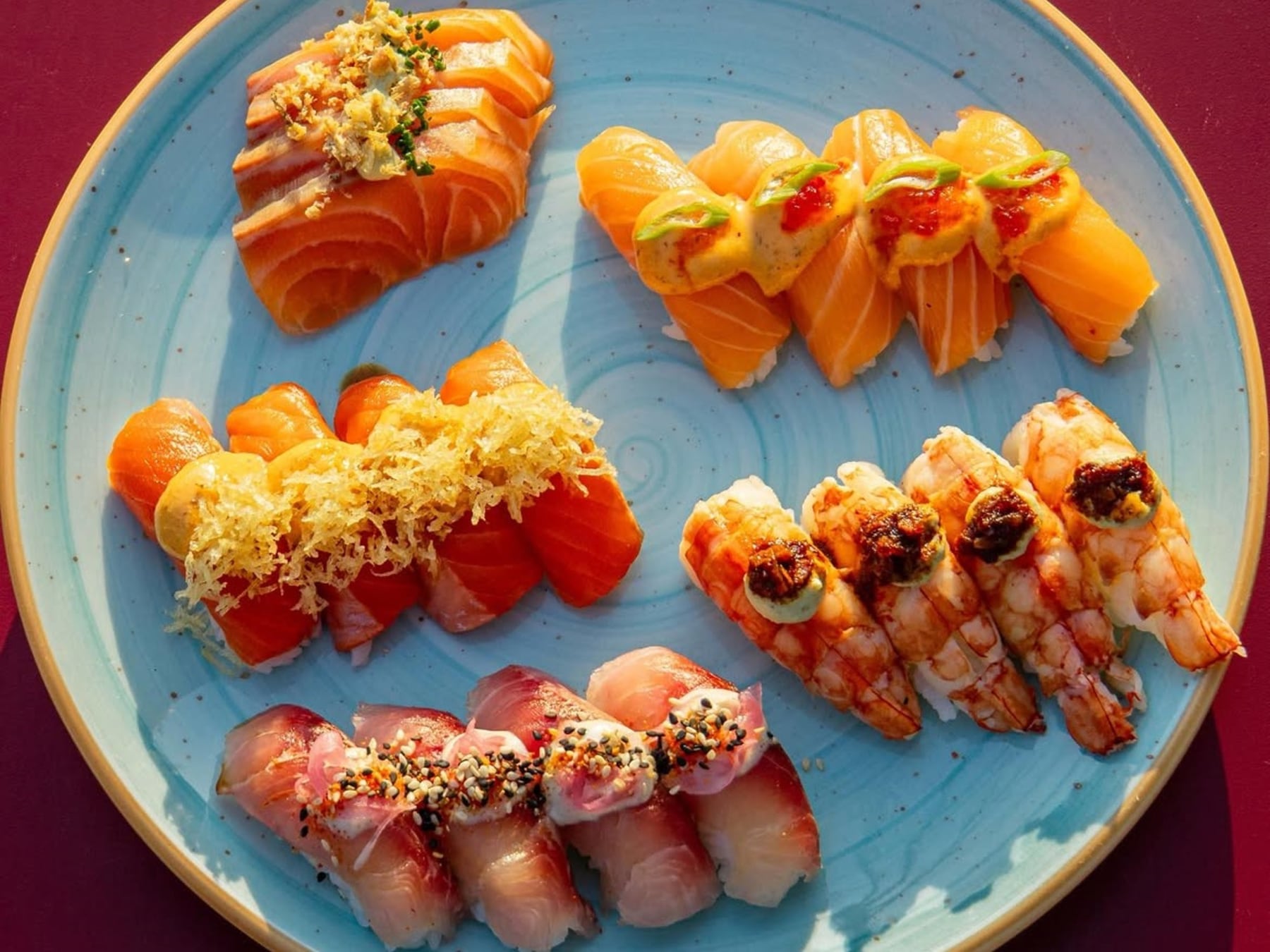 Una izakaya porteña cruza sushi, ramen y gyozas en una carta de fusiones japonesas
