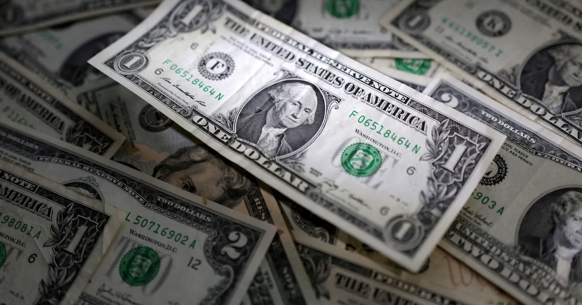 El dólar bancario cedió cinco pesos en la semana y cerró a 1.540 en el Banco Nación, mientras el blue se mantuvo estable