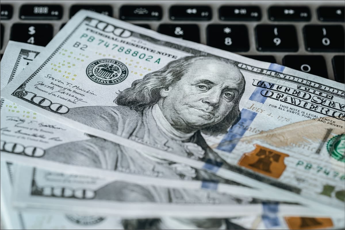 Dólar: el oficial se sostiene en $1540 y el blue en $1560, sin variantes en el arranque del domingo