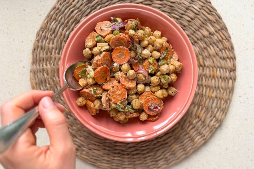 Una ensalada templada de garbanzos y zanahoria al horno, con salsa de tahini y aceite de sésamo como cierre