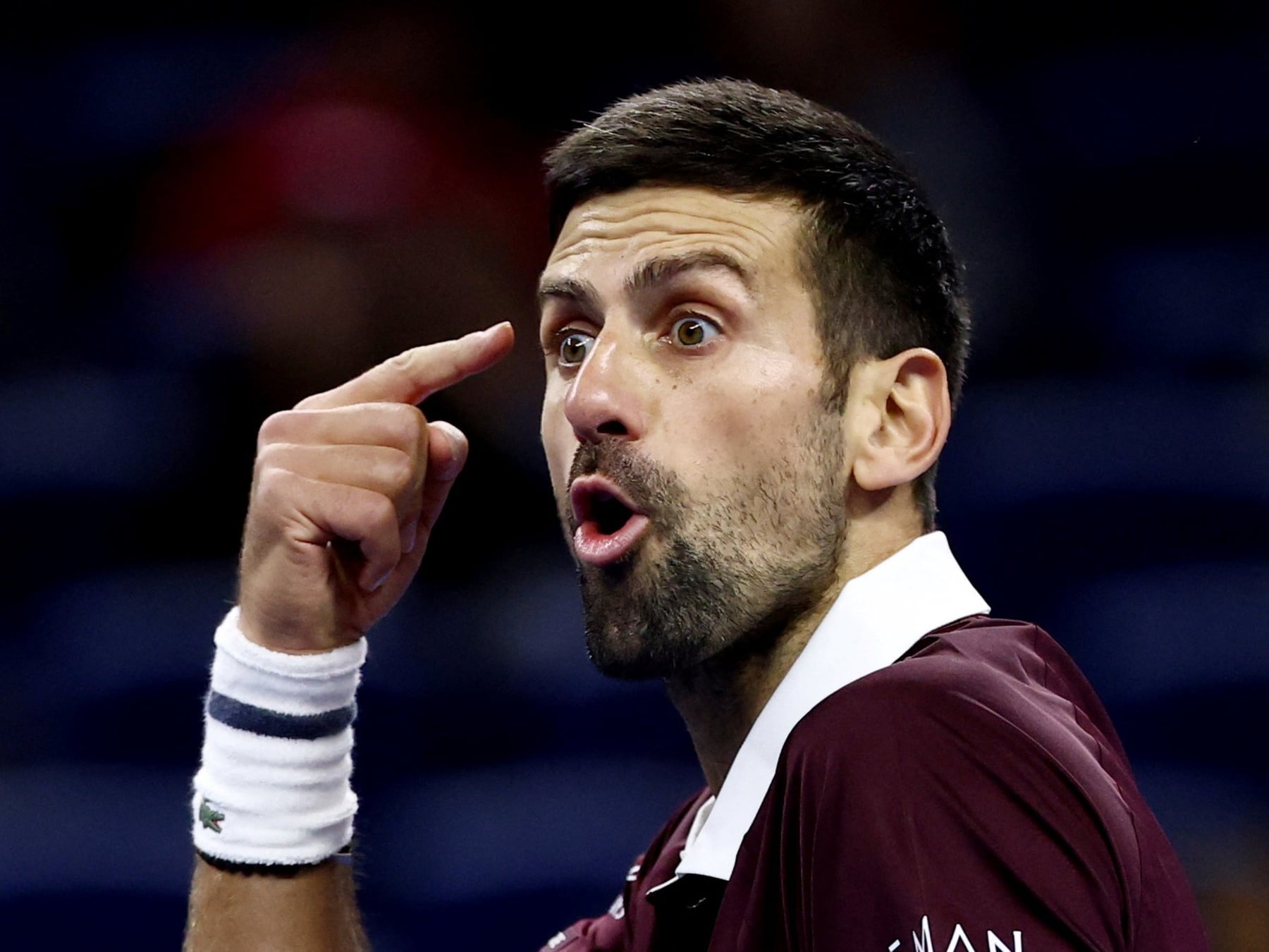 Djokovic la peleó, discutió con el juez y se metió entre los cuatro mejores en China