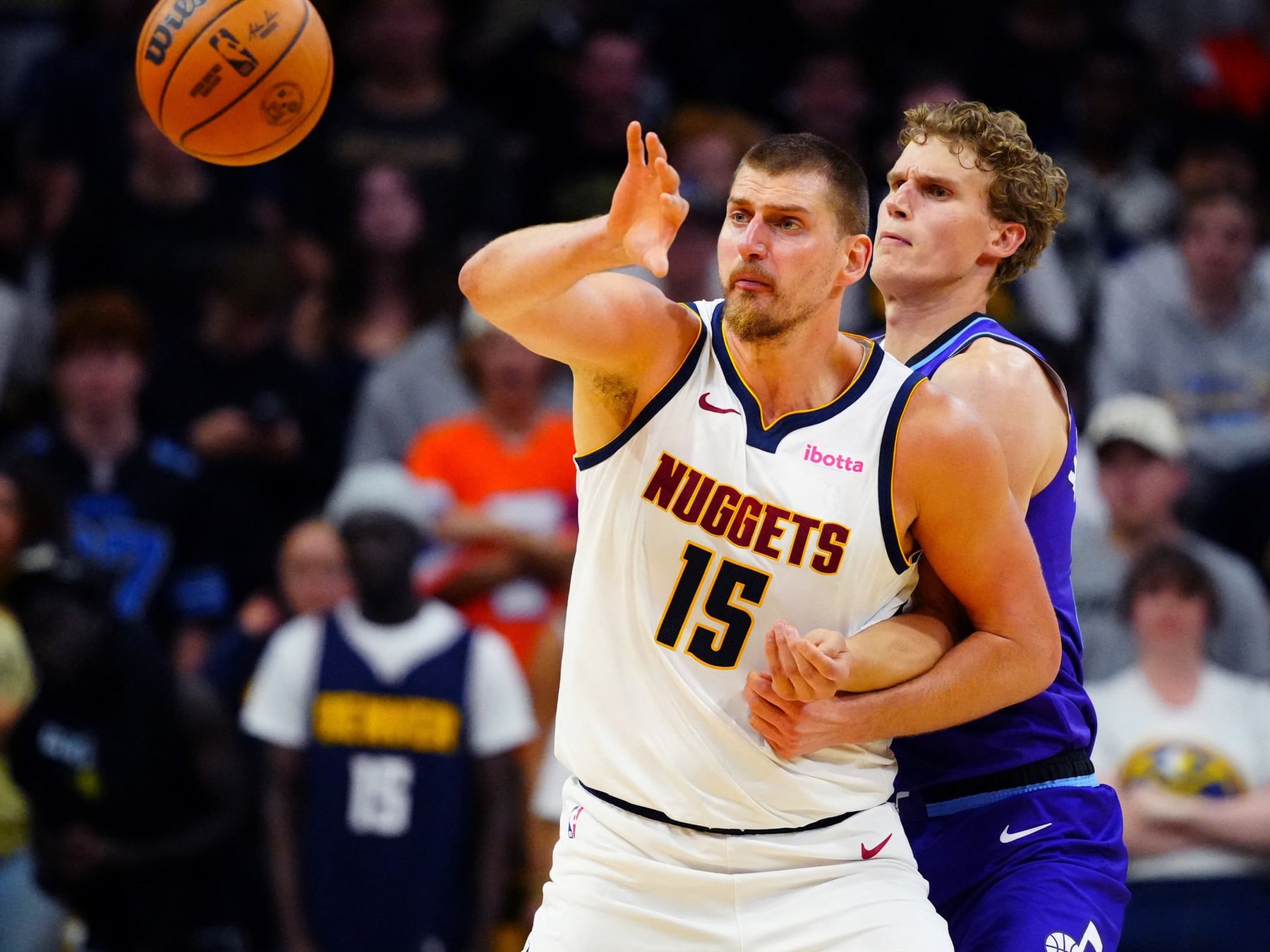 Nuggets arrancó la pretemporada con elástico del Jazz y un pase de Jokic para el álbum