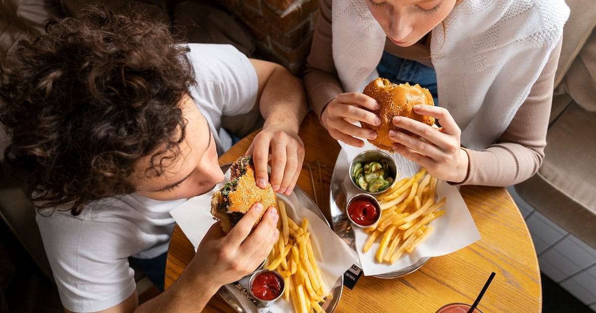 Lo que come después del mediodía: por qué dos almuerzos iguales en calorías pueden jugarle distinto al cuerpo