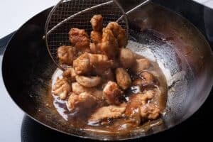 Pollo al limón estilo oriental: la técnica de las dos harinas para un rebozado crujiente y salsa brillante