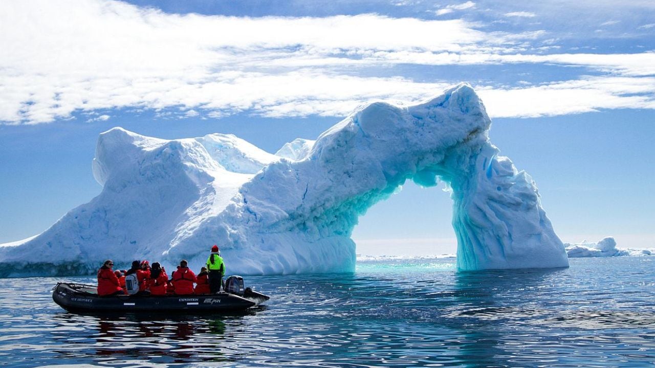 Una vuelta casi completa a la Antártida a bordo de un rompehielos: la apuesta de 2028 que vuelve a poner al continente blanco en la agenda de los viajeros argentinos