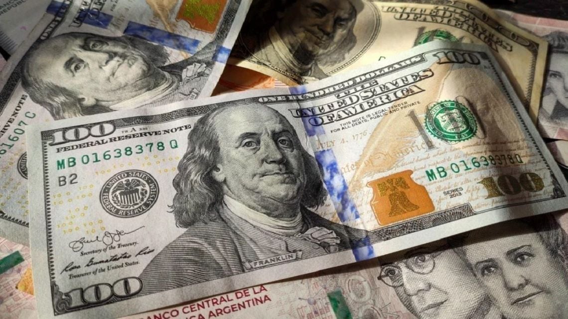 El dólar blue se alineó con el oficial al cerrar la semana y se vendió a $1.540