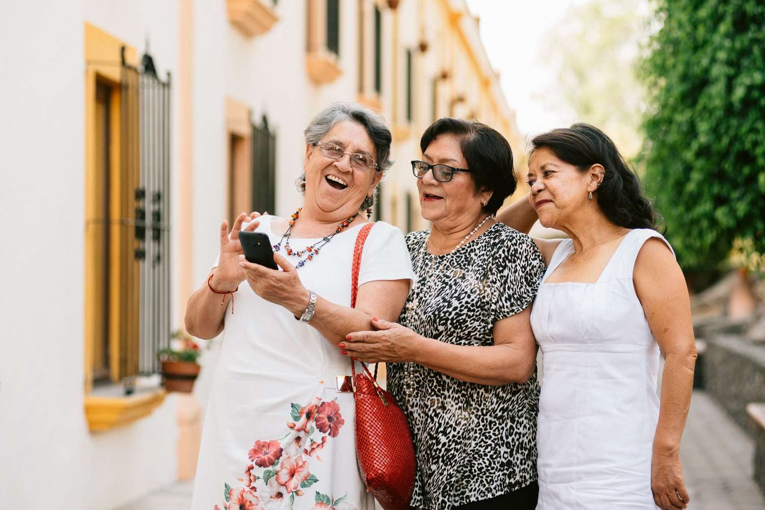 Dos amigas tejanas de 85 años que le dan la espalda al sillón y le dan la cara al mapa