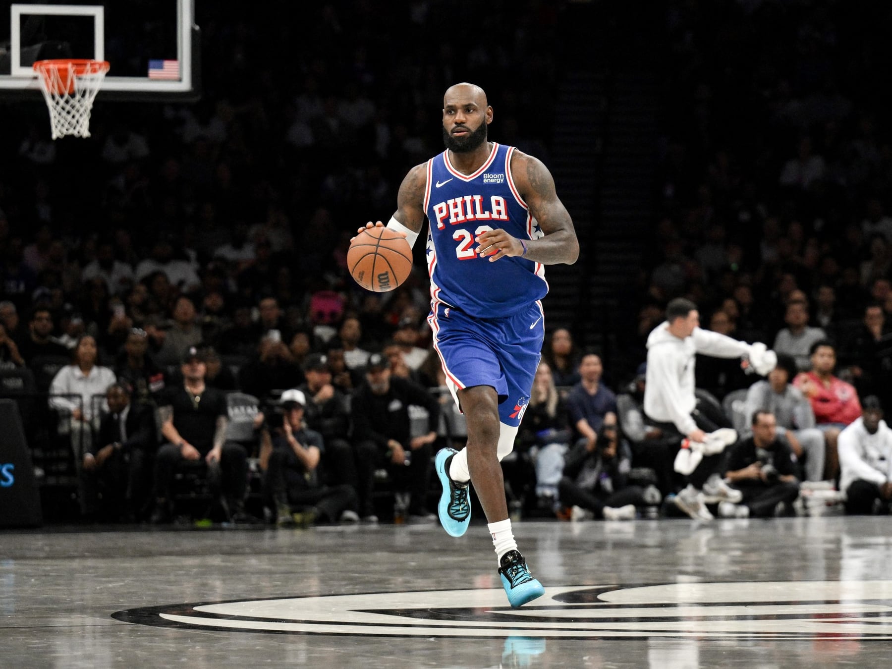 LeBron se puso la 23 de los Sixers y Brooklyn le aguó la noche: cayó 114-108 en el debut