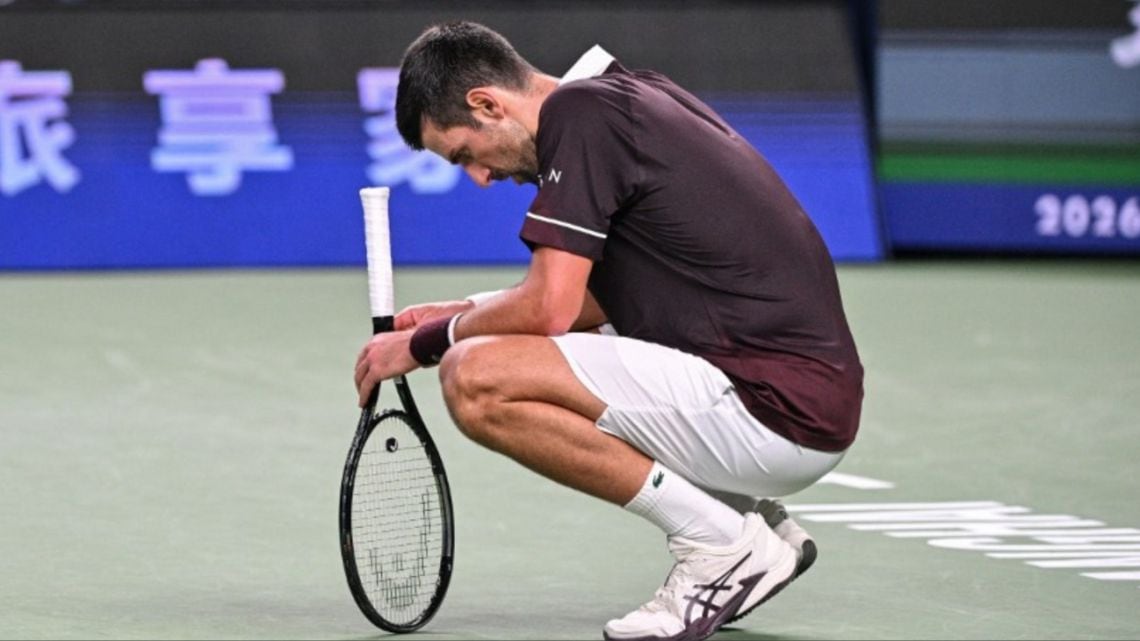 Duro golpe para Djokovic: cayó en su debut en Shanghái y la pelea por entrar al Masters se le complica