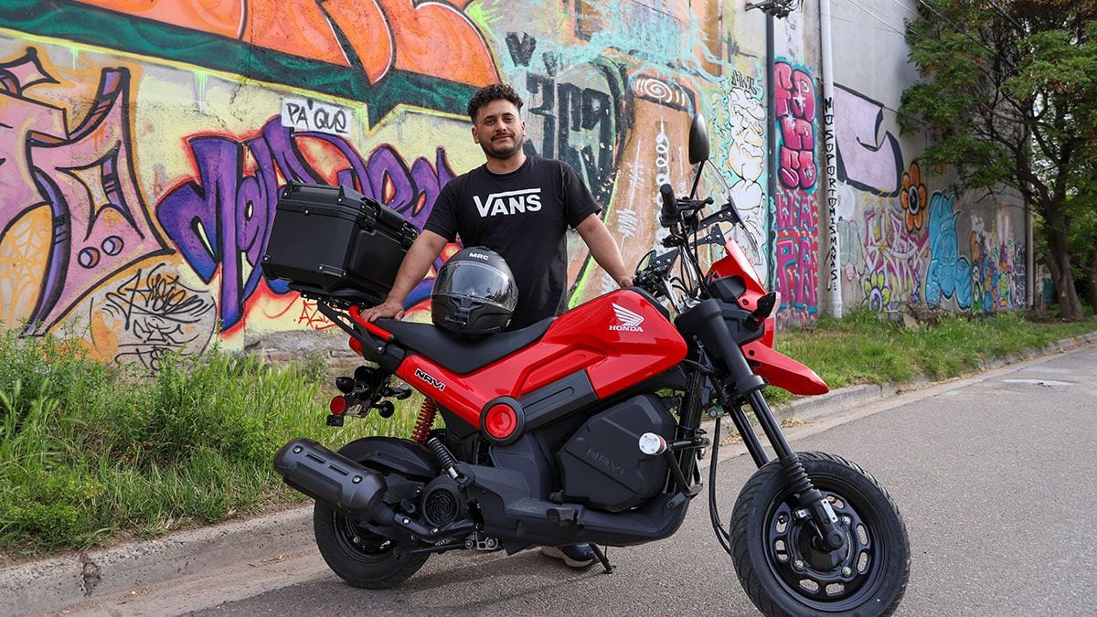Un mecánico neuquino liquida su taller, se sube a una moto chica y se manda a Alaska: la aventura de Nicolás Poblet sobre una Honda Navi