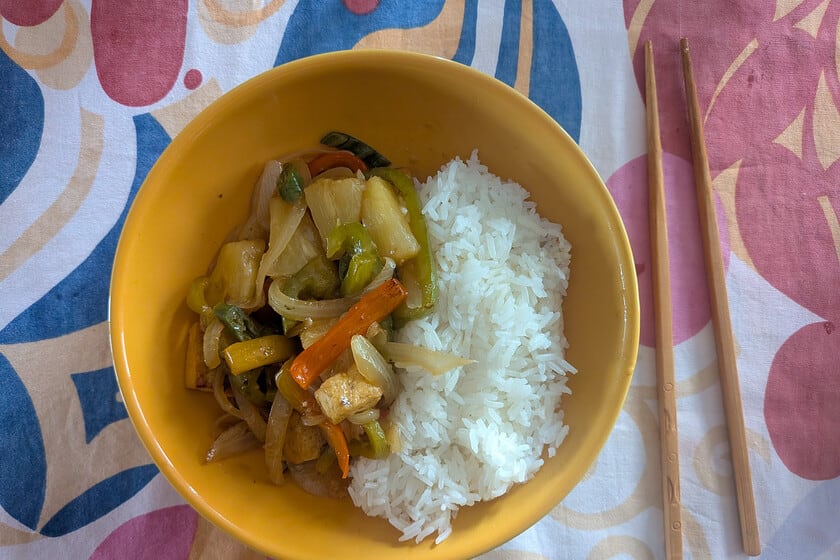Tofu agridulce con piña: el salteado de origen chino que se reinventa sin carne