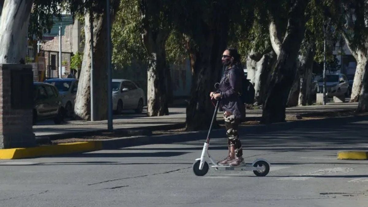 Neuquén se sube a la ola de los monopatines: la pulseada por ordenar la nueva movilidad en la calle