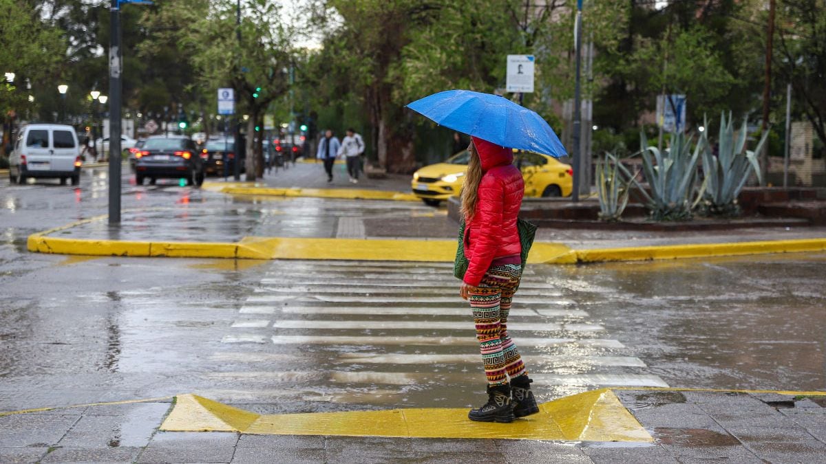 La tarde se cerró pesada sobre Neuquén: el cielo amenaza con piedra y agua en seis departamentos del interior