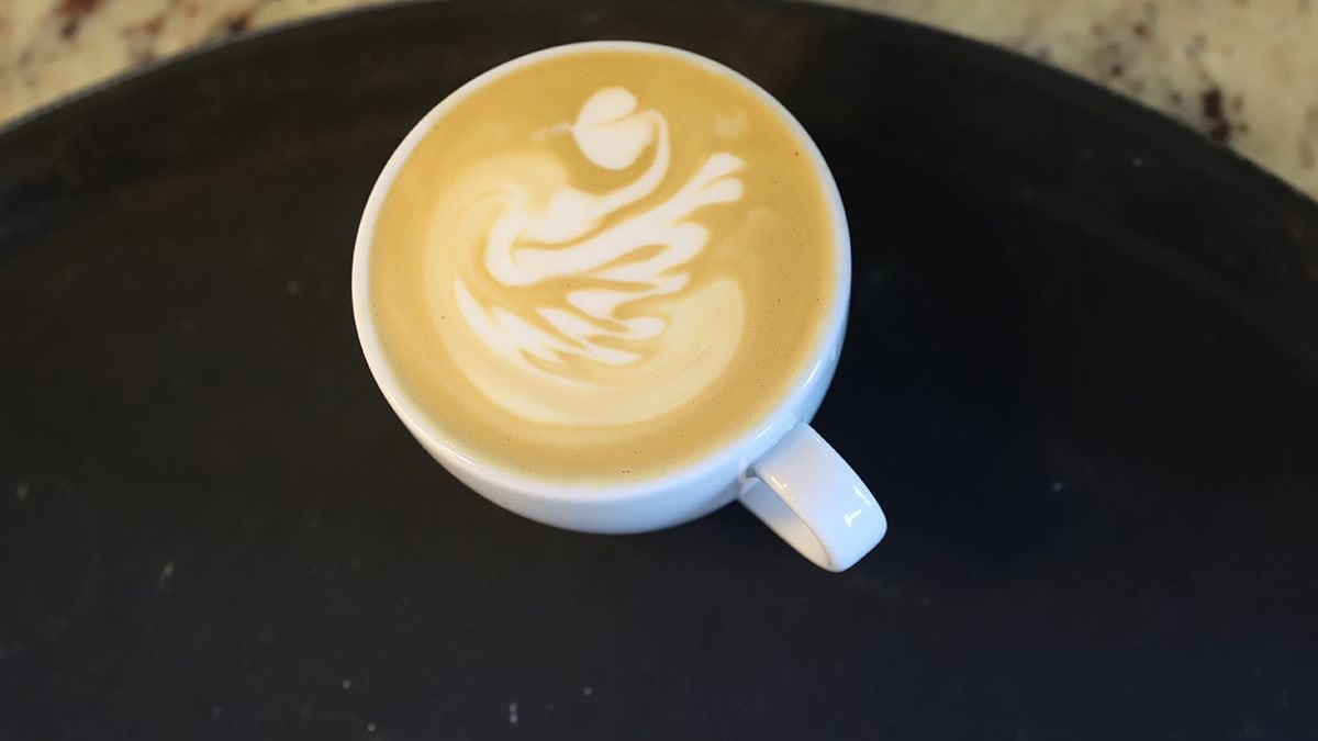Un café con sabor a queja: cobran mil quinientos pesos extra por pedir leche deslactosada y el organismo de Defensa del Consumidor salió a marcar la cancha